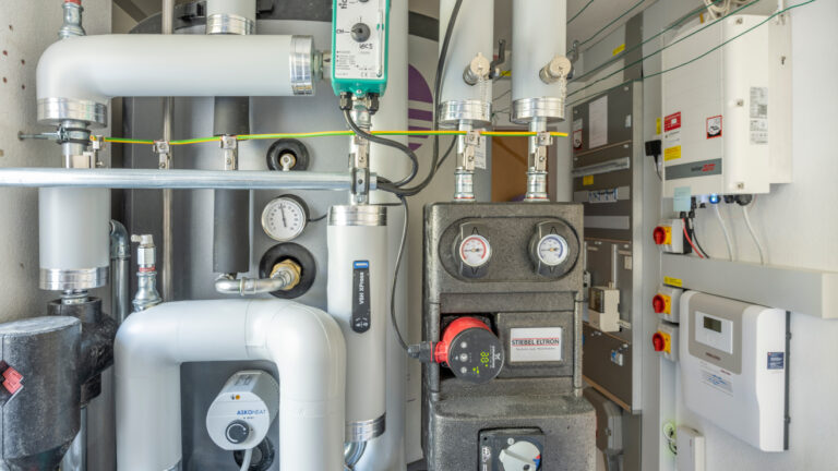 13_crk-2021_bfe-erneuerbar-heizen_wp-pv_chezard_davidschweizer_web