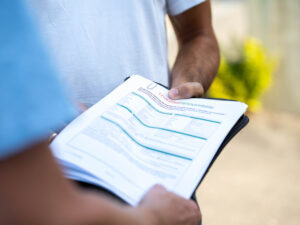 un rapport sur un bloc-notes tenu à la main