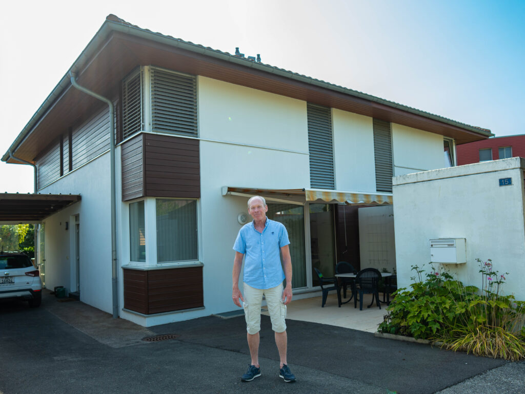 un homme devant sa maison